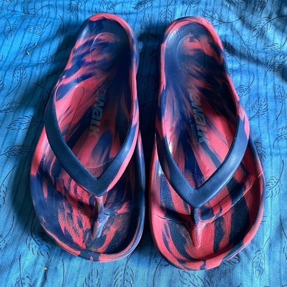 Newalk by Birkenstock molded Eva scandals in red and blue womens 6 - Picture 1 of 5
